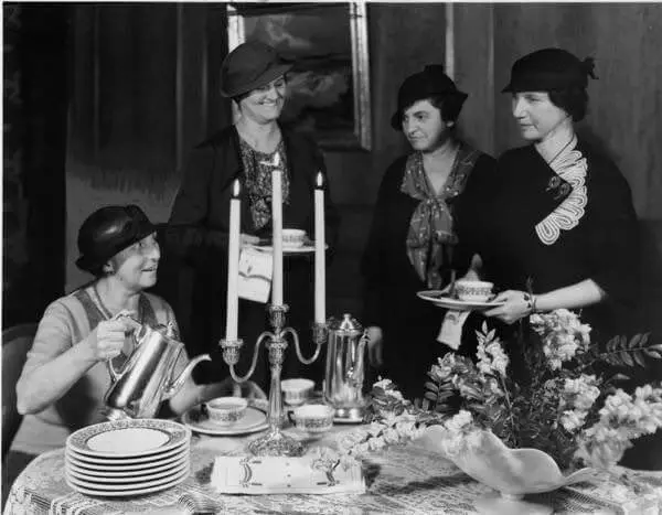 🌿 Little Christmas | Nollaig na mBan 🌿

The 12th and final day of Christmas, January 6th, was traditionally known in Ireland as Nollaig na mBan or Women’s Christmas.

It marked a well-deserved day of rest after the festive season, when women took time away from household work, gathered with friends and neighbours, and enjoyed tea and the last of the Christmas cake.✨

#NollaigNaMBan #LittleChristmas #NewbridgeHouseAndFarm #IrishHeritage #VisitDonabate #IrishTraditions #WomensChristmas #SeasonalMoments